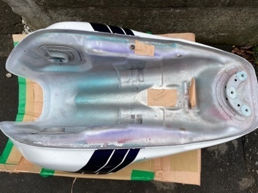 XJR400 タンク　中は綺麗　左側傷あり、右側凹み