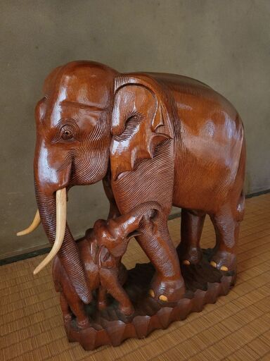 【引取限定※5月14日まで※】木彫りの親子ゾウの置物  重厚感あり