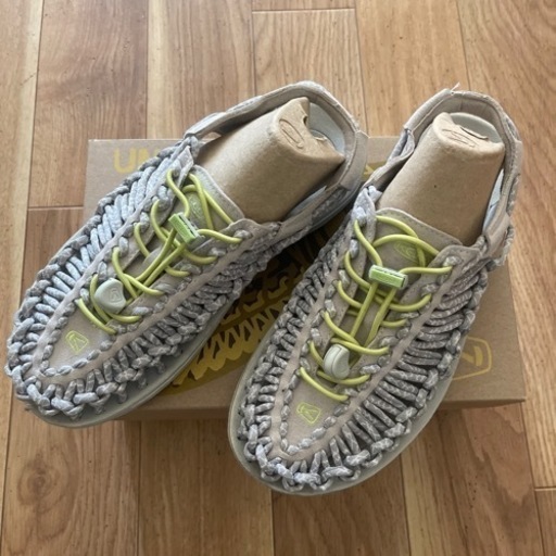 KEEN UNEEK US6.51度着用のみの美品！