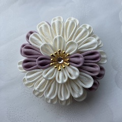 白と薄紫のお花　つまみ細工