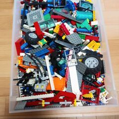 LEGOの入った収納ボックス