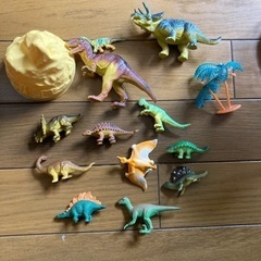 恐竜　フィギュア