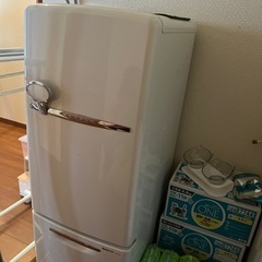 白の小ぶりな冷蔵庫
