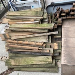 解体した木製フェンスの廃材貰ってください