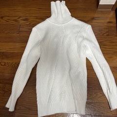 白 タートルネック セーター