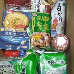 いろんな食料、インスタントカレー、パスタなど