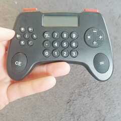 ゲームコントローラーの形をした電卓