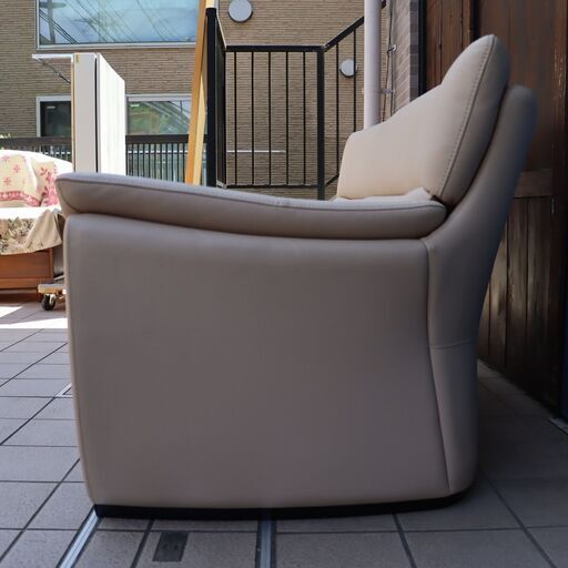 気のkarimoku(カリモク家具)よりChitano(チターノ)の本革を使用した2人掛けソファー/Z18612です！コンパクトでありながらシートはゆったりとした上品なデザインのレザーラブソファー♪DE112