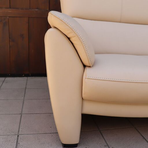 気のkarimoku(カリモク家具)よりChitano(チターノ)の本革を使用した2人掛けソファー/Z18612です！コンパクトでありながらシートはゆったりとした上品なデザインのレザーラブソファー♪DE112