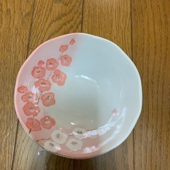 ピンク色の皿同じ物2枚