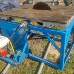 値下げしました。薪きり機 ｴﾝｼﾞﾝ付き（ﾘｺｲﾙ式） ｽﾗｲﾄﾞﾃｰﾌﾞﾙ 丸鋸（約φ420