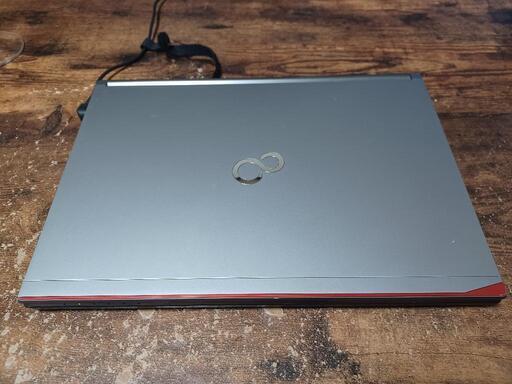 富士通ノートパソコン　13.3　i5　8G　ssd
