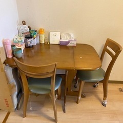 テーブルと椅子２つ
