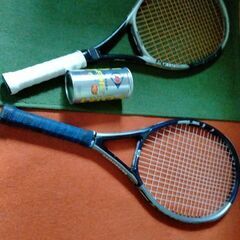 硬式テニスラケット2本とボールのセット