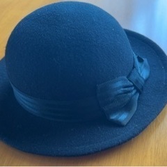 黒リボン付き帽子