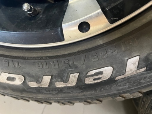 16インチ　8J 139.7 6穴　タイヤホイールセット　225/75R16