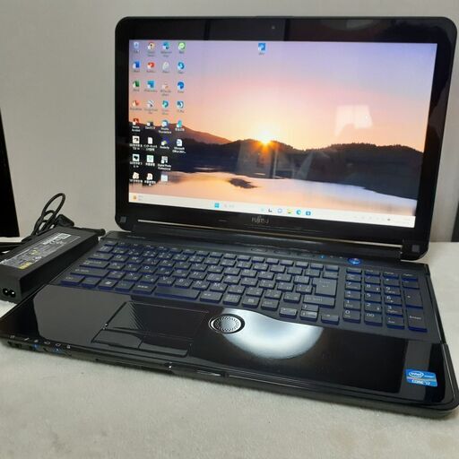 【取引中です】FUJITSU　LIFEBOOK　15インチ　i7　8GB　SSD（256）　Office2021　カメラ　Wi-Fi　ブルーレイ　テンキー付き　Windows11