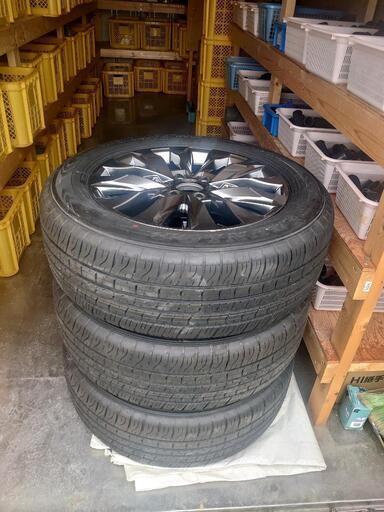 ランクル300の純正タイヤです。オプションタイヤに変更した為１度も走行してません。  見て頂いて宜しければ購入してください。返品は不可でお願いします。 ランクル300の純正タイヤです。オプションタイヤに変更した為1度も走行