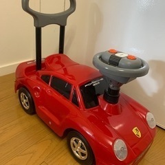 赤い車の乗るおもちゃ