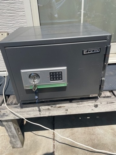 値下げました！EIKO エーコー 小型 耐火金庫 BES-9-W ダイヤル式 セキュリティーボックス 鍵付き 貴重品 防犯対策 ダイヤルロック