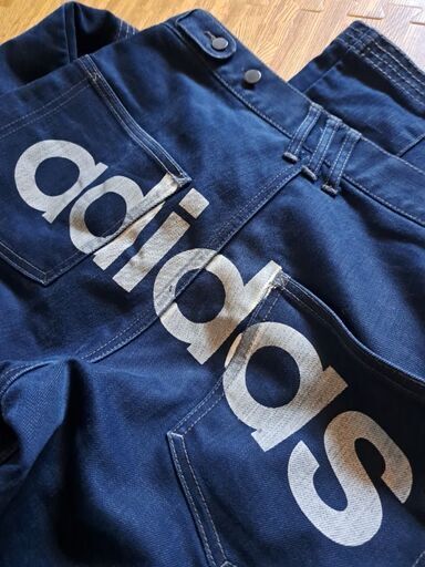 adidas　ビッグロゴジーンズ