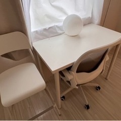 白机、白椅子×2、折り畳み白机、丸間接照明