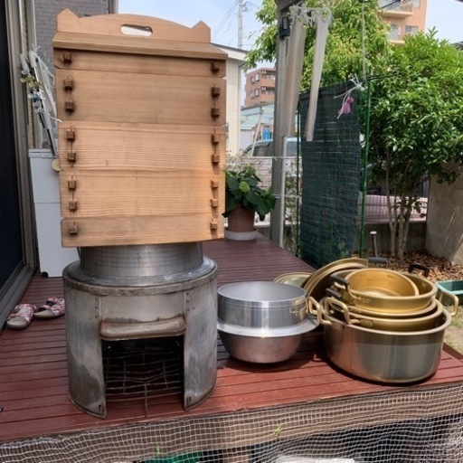 竈門、羽釜2個、3段蒸し器、鍋5個