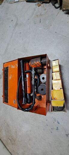 油圧穴開け工具