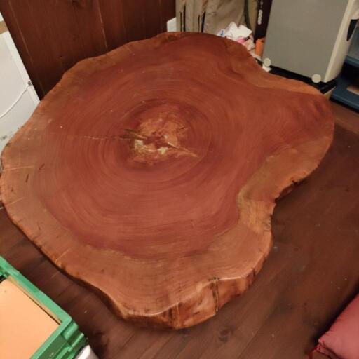 木の輪切りのテーブル