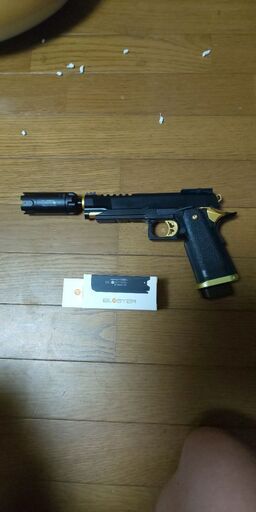 ガスガン。セットで１万円で。