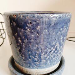 青い陶器鉢(皿付)と黒のアイアンホルダー