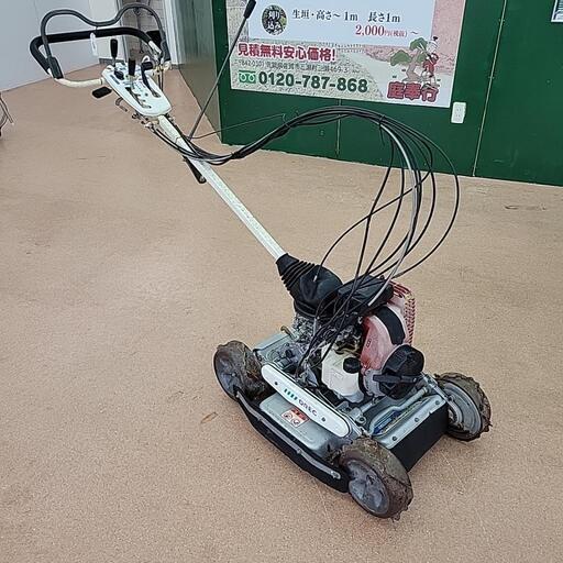人気の草刈機　オーレックスパイダーモア　自走式斜面草刈機　4WD