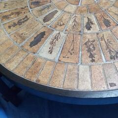 円形アンティークローテーブル　フランス　植物の型押しタイル