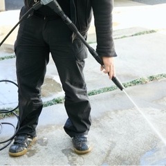 高圧洗浄作業します。ご自宅駐車場やブロック塀を綺麗にしませんか？