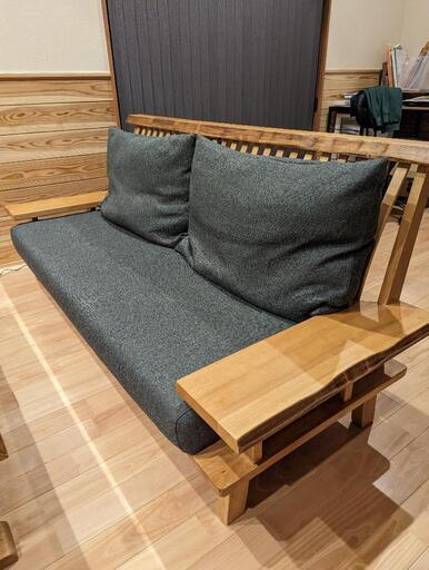 松田家具　使用期間4ヶ月のほぼ新品3人掛けウッド（木）ソファ、テーブルセット