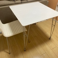 ダイニングテーブルと椅子2脚セット2000円