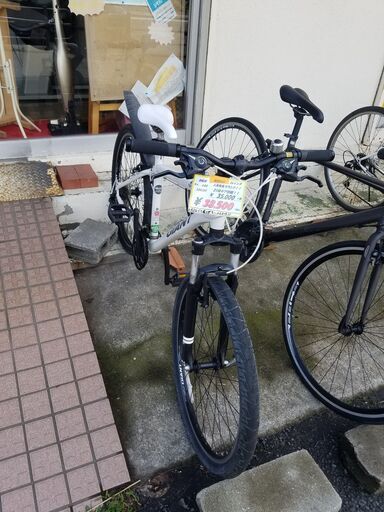 リサイクルショップどりーむ天保山店　No644　自転車　クロスバイク　GIANT　26インチ　21段ギア(3×7)　白色　15919T　早い者勝ち♪