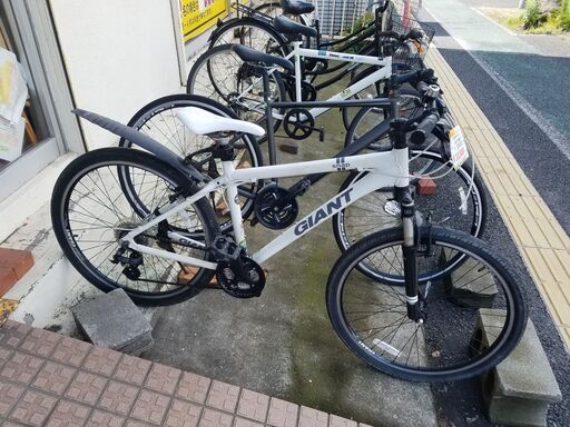 リサイクルショップどりーむ天保山店　No644　自転車　クロスバイク　GIANT　26インチ　21段ギア(3×7)　白色　15919T　早い者勝ち♪