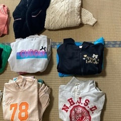 女の子の服です。サイズは160までになります。