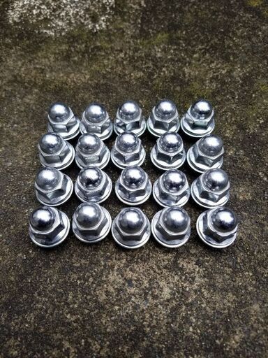 新型デリカd5 　18インチ　色;ガンメタ　4本タイヤセット　中古品 新型デリカd5 18インチ 色;ガンメタ 4本タイヤセット 中古品