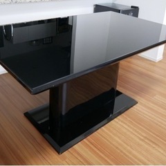 ガラス面の黒いダイニングテーブル　4人用　幅150奥行90