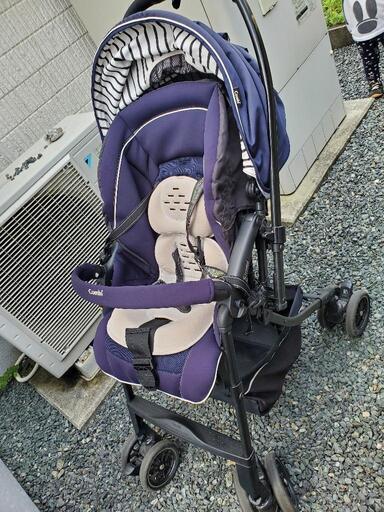 コンビのベビーカーと、カトージのベビーベッドのセット