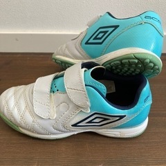 <終了>umbro  トレーニングシューズ　ワイド　17センチ　