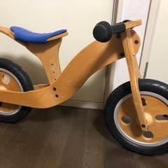 木製のキックバイク