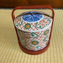 陶器の3段重です。