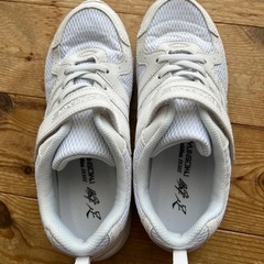 【通学靴】瞬足の白靴23.5cm