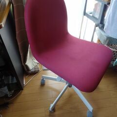 ピンク色の椅子、無料で差し上げます