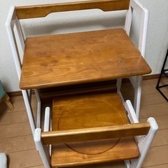 子ども用の机と椅子