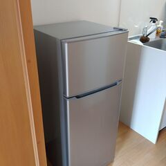 ハイアール　冷蔵庫　130L（＋ニトリのソファ、プラ収納セット）