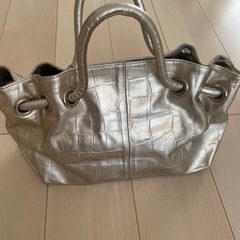 フルラ　FURLA メタリックシルバーバッグ